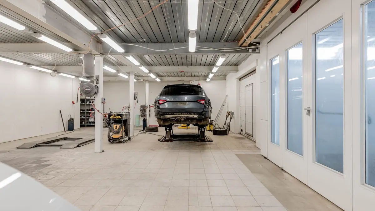 Voiture sur un pont élévateur dans un garage