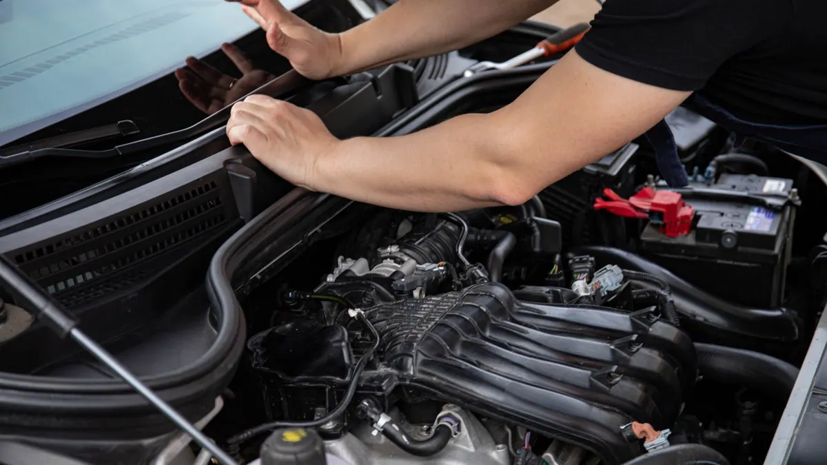 Mécanicien réparant un moteur de voiture