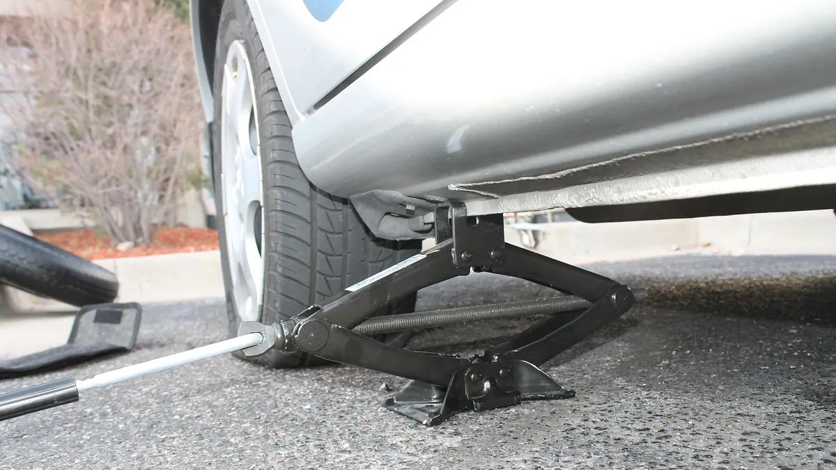 Pneu crevé : changement de roue au bord de la route