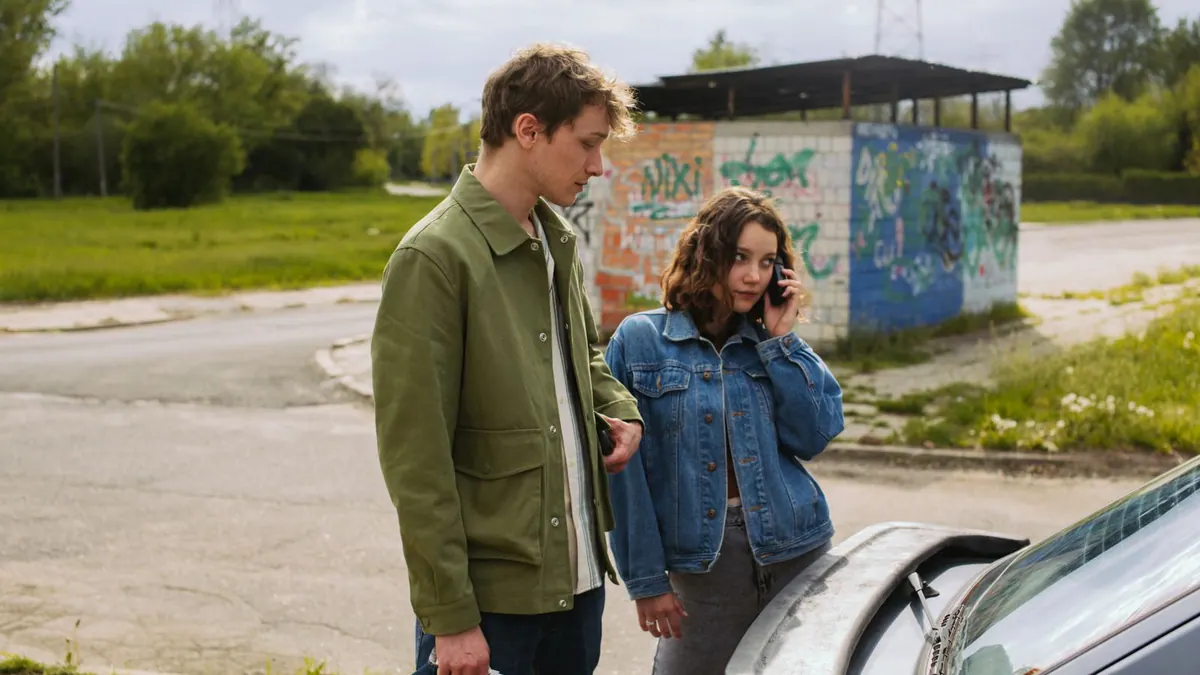Couple arrêté près de sa voiture en panne